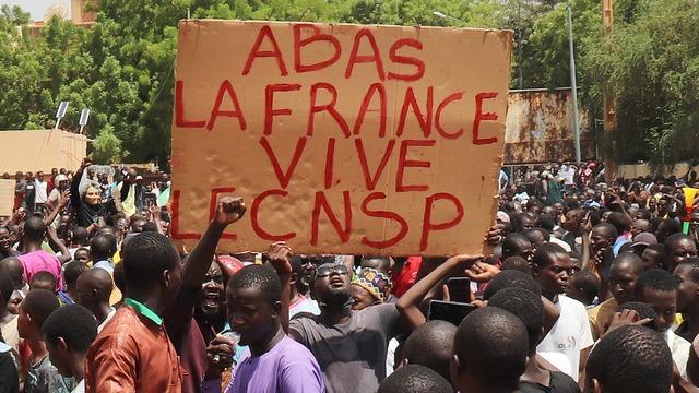 cbsn-fusion-us-citizens-evacuated-from-niger-following-coup-thumbnail-2174989-640x360.jpg 