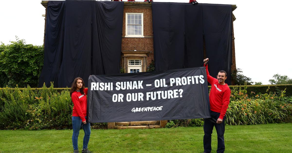 Къщата на лидера на Обединеното кралство Риши Сунак стана черна от активисти на Грийнпийс, протестиращи срещу петролната „лудост при сондиране“