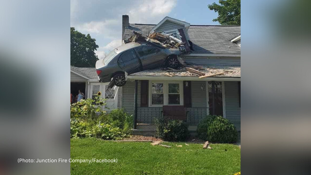 kdka-car-into-second-floor-home.png 