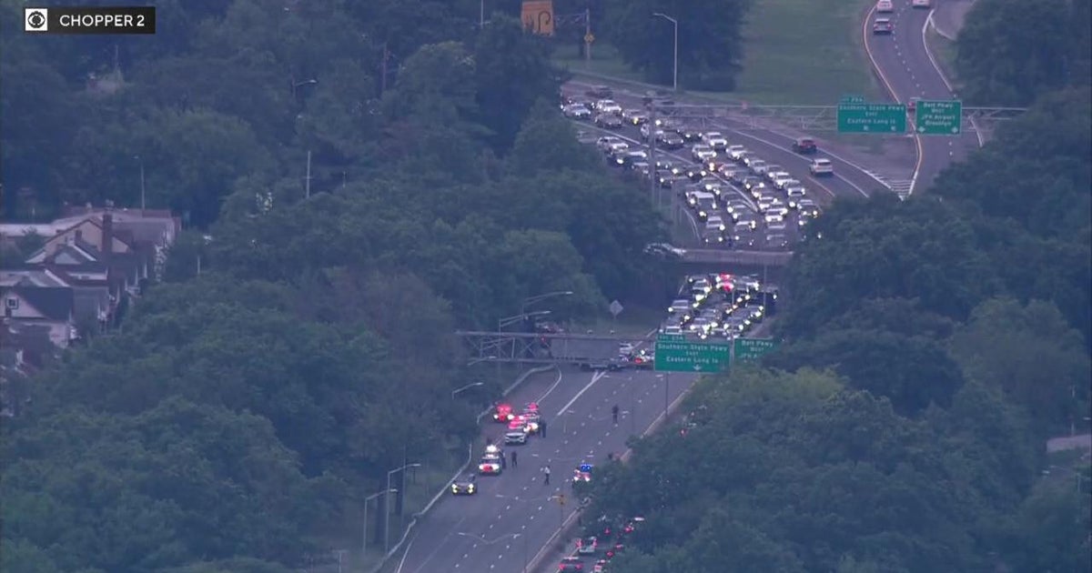 Pedestrian killed trying to cross Cross Island Parkway - CBS New York