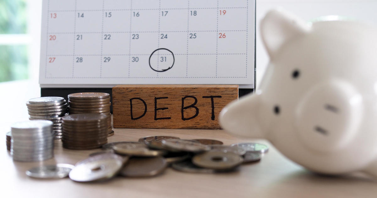 Спестяването на пари и изплащането на дълг са две важни