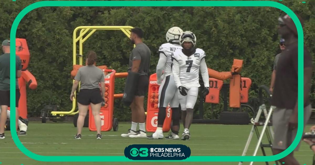 Eagles' Tyrie Cleveland, Moro Ojomo carted off the field with neck