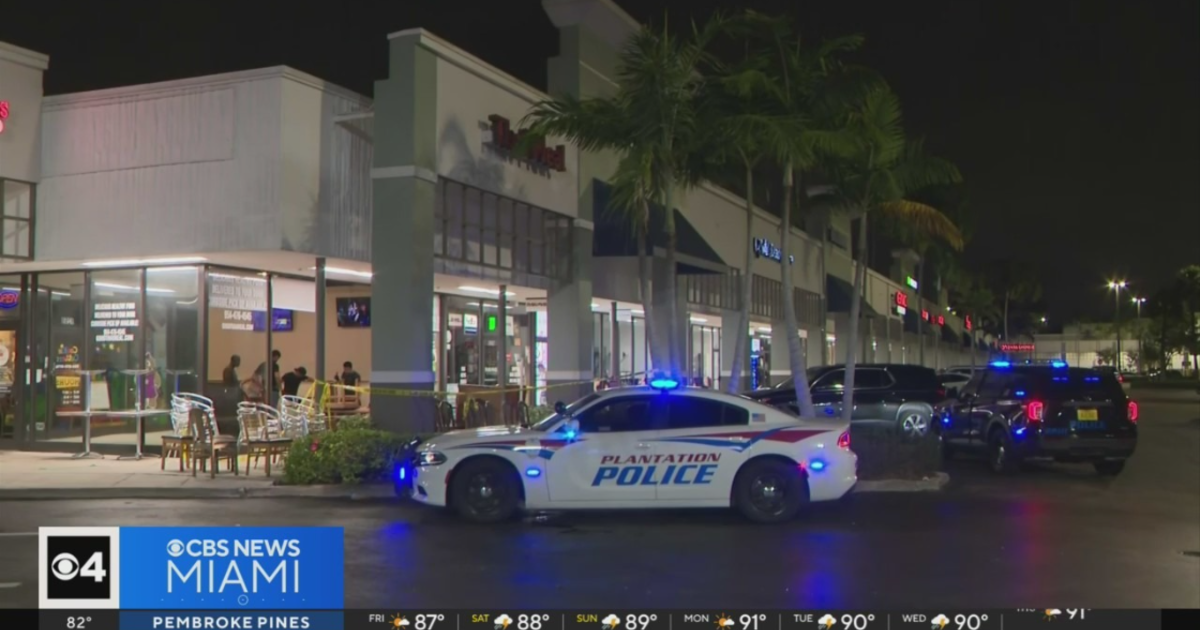 20 persons hurt just after driver crashes into Thai Food Restaurant in plantation, officers say