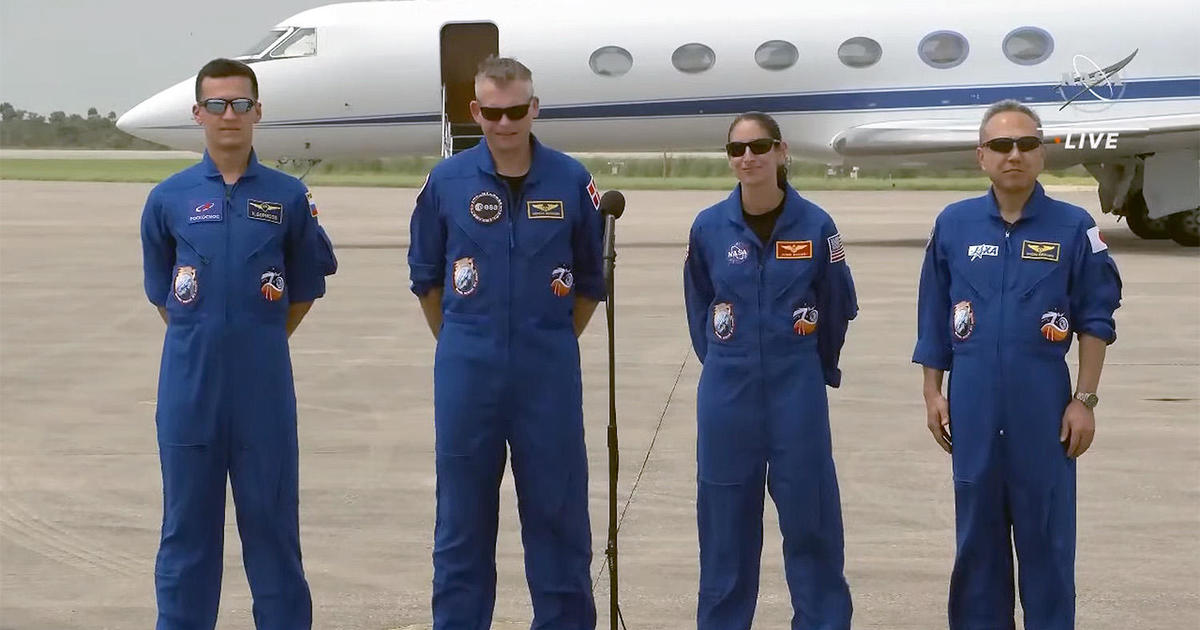 Международният екипаж лети до космодрума във Флорида за изстрелване в петък към космическата станция