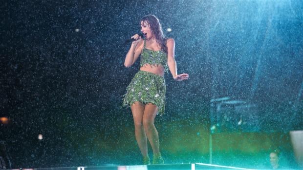 Taylor Swift in the rain 