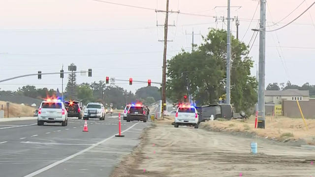 At least 1 dead following a crash in Sacramento County involving 2 vehicles 