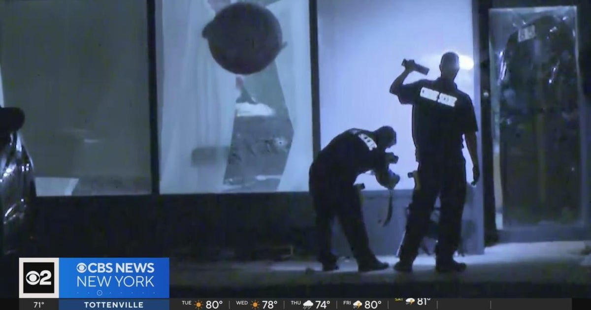 Search for gunman after deadly shooting at Valley Stream party - CBS ...