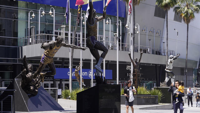 Lakers Bryant Statue Basketball 