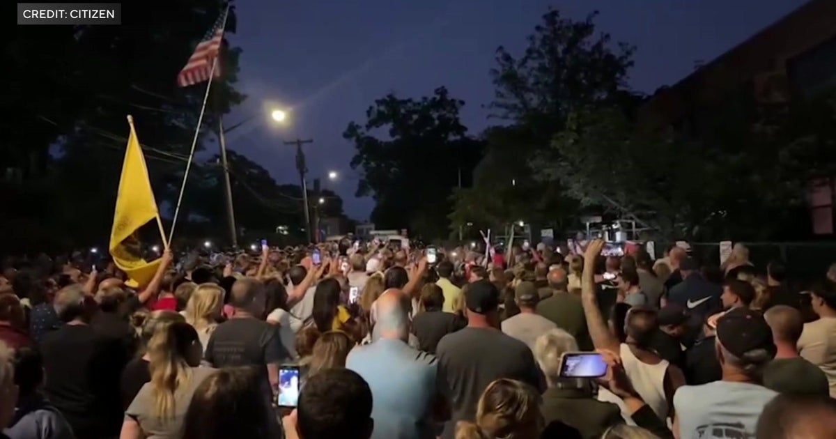 Hundreds protest plans for asylum seeker shelter on Staten Island - CBS ...