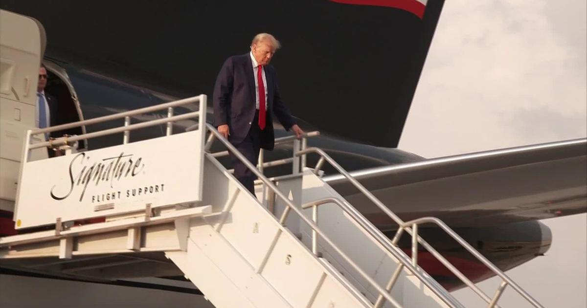 Trump case / Trump exits plane in Atlanta