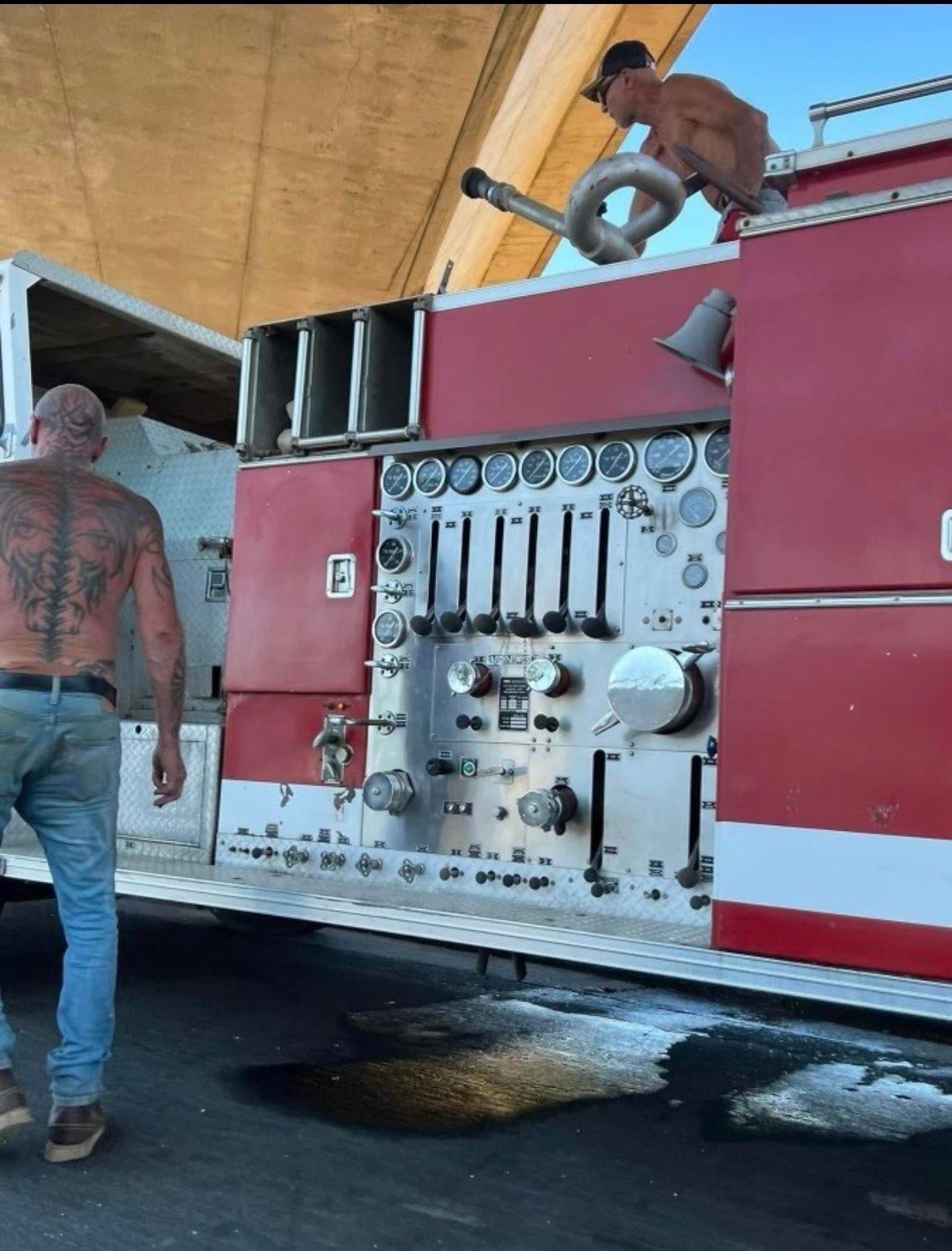 Unmarked fire engine not affiliated with Sacramento Fire seen flowing ...