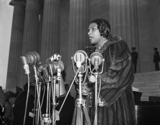 Marian Anderson singing on the steps of the Lincoln Memorial at the Easter Sunday Open Air concert in 1939. 