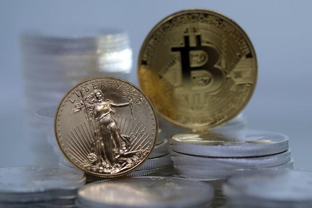 gold-vs-bitcoin-which-is-a-better-investment.jpg