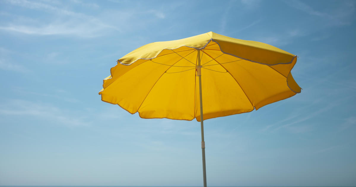 Плажен чадър прониза крака на жена на плаж в Алабама,