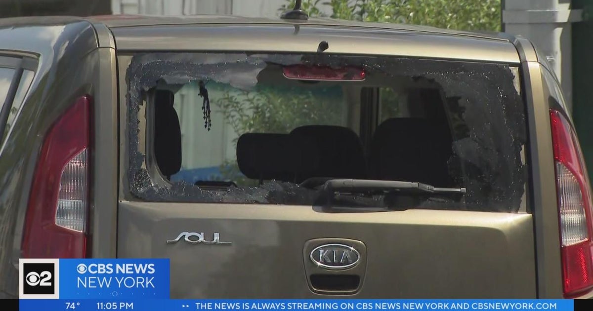 Off-duty NYPD officer shot in leg during scuffle with 2 men in Queens ...