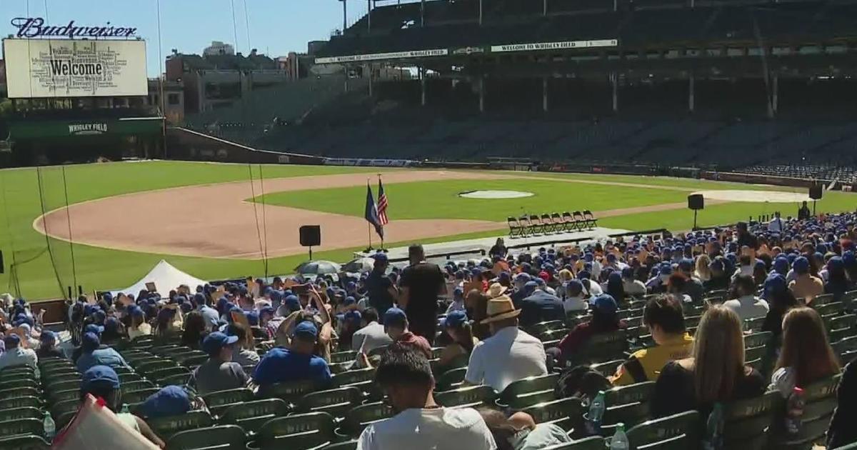 Nearly 1,000 people become U.S. citizens at Wrigley Field - CBS Chicago
