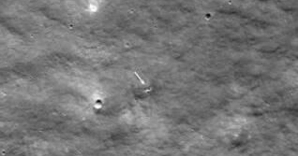 El accidente de una sonda lunar rusa probablemente dejó un cráter de 33 pies de ancho en la superficie de la luna, según muestran imágenes de la NASA.