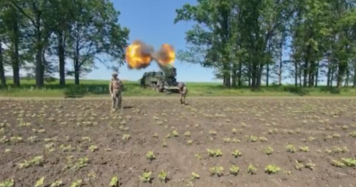 Украинските войски показват на CBS News как противоречивите касетъчни боеприпаси на САЩ им помагат да държат Русия на разстояние