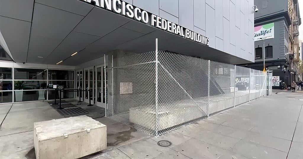 New fencing seen around SF Federal Building after employees told to work remotely New fencing seen around SF Federal Building after employees told to work remotely