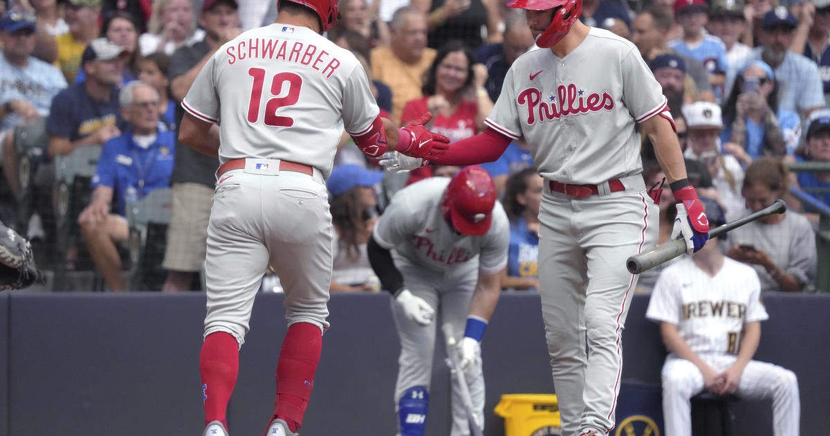Hoskins' RBI in 9th rallies Phillies past Marlins 3-2