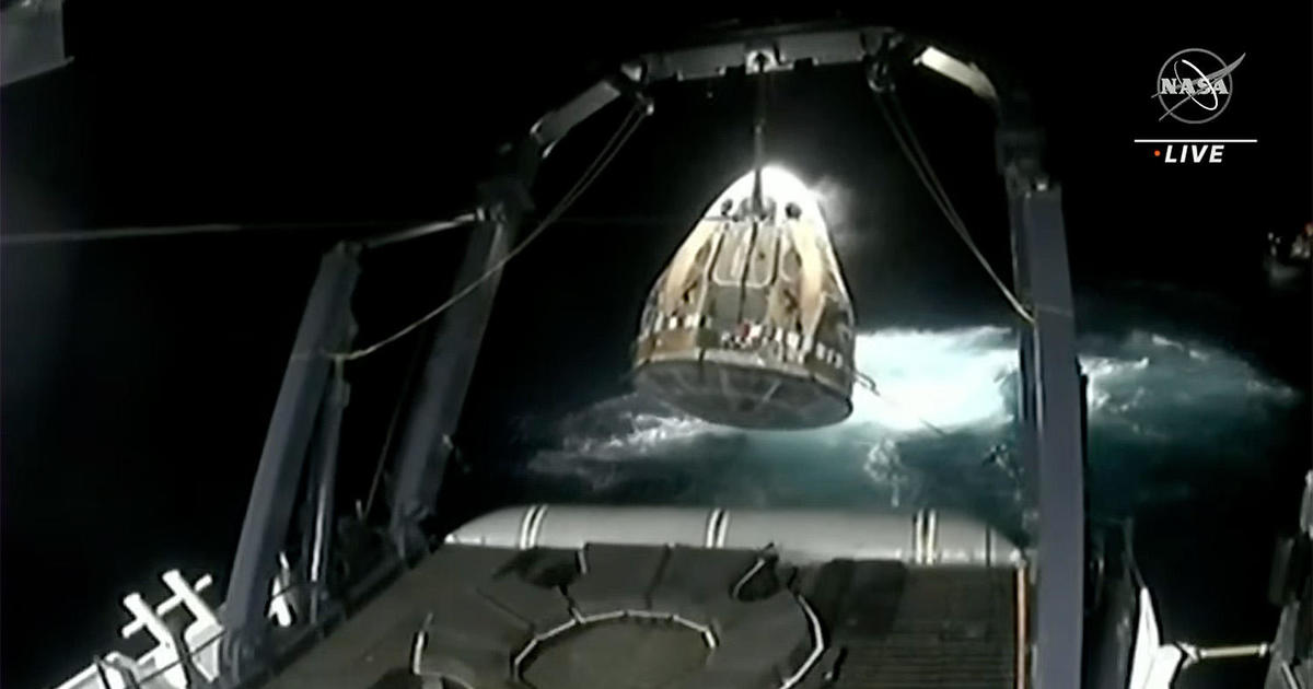 SpaceX Crew Dragon връща четири самолета на космическа станция обратно на Земята след шестмесечно пътуване