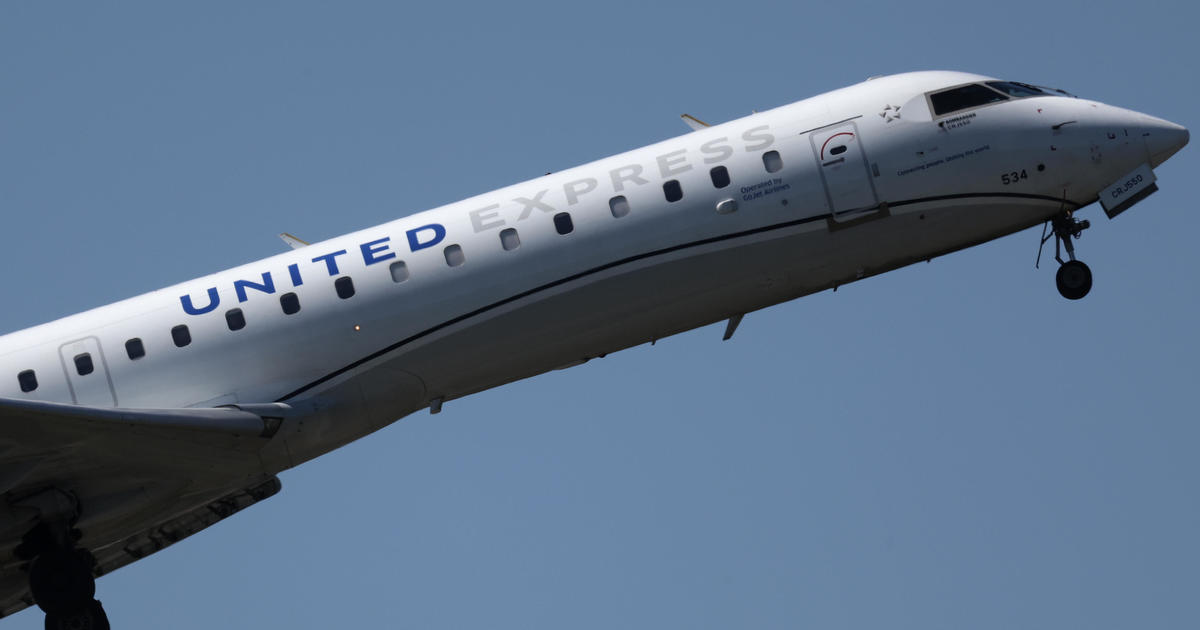 Двойка дългогодишни стюардеси на United Airlines са завели дело срещу