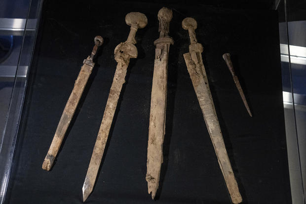 4 Roman-era swords discovered after 1,900 years in Dead Sea cave: Almost in mint condition