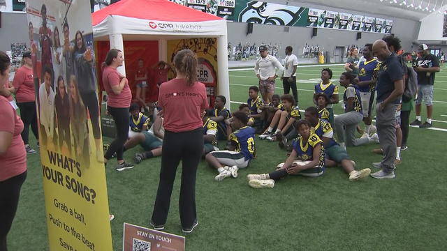 2 Philadelphia youth football teams train with the Eagles, learn