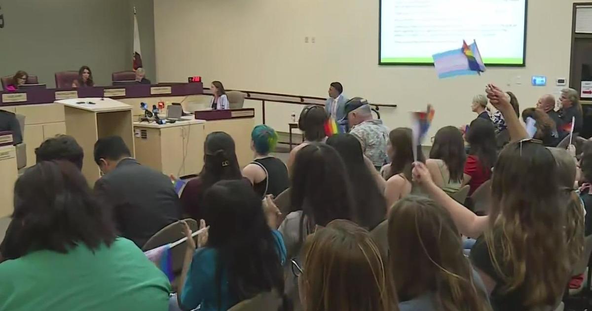 Rocklin Unified School District гласува за одобряване на политика, изискваща от учителите да уведомяват родителите за транссексуалната идентичност на детето