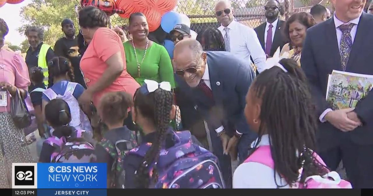 NYC students head back to school for hot first day - CBS New York