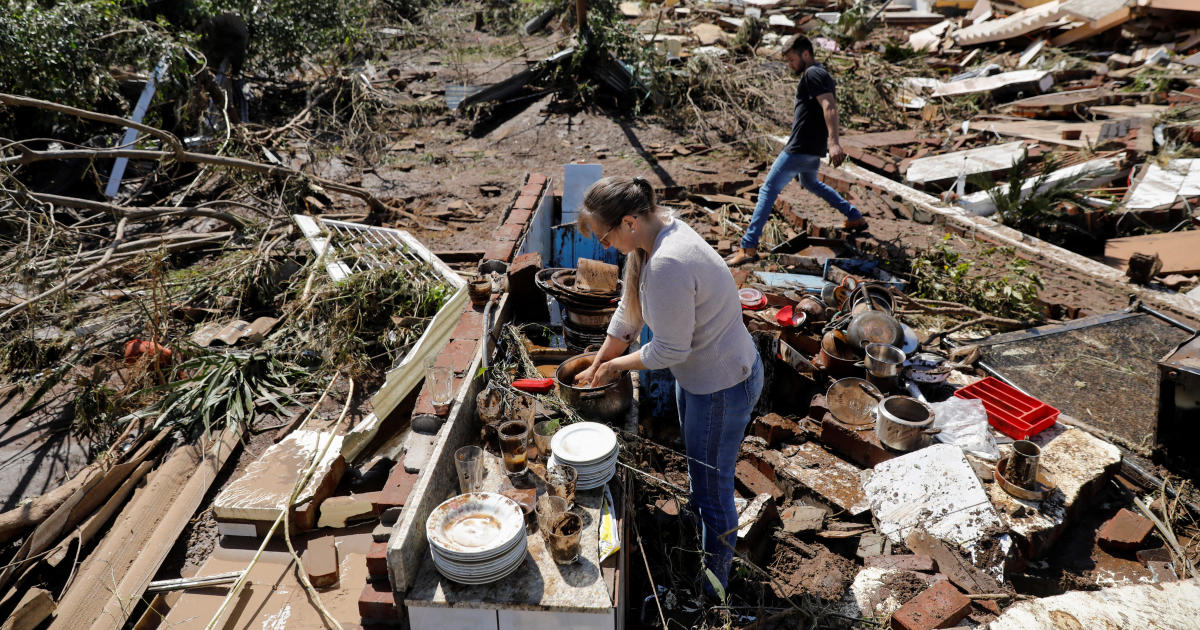 Броят на жертвите на бразилския циклон наближи 40, тъй като наводнения залива южния щат Рио Гранде до Сул