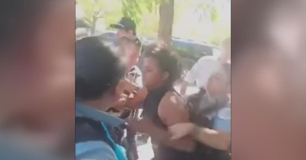 Migrant arrested outside Chicago Police station after scuffle with police