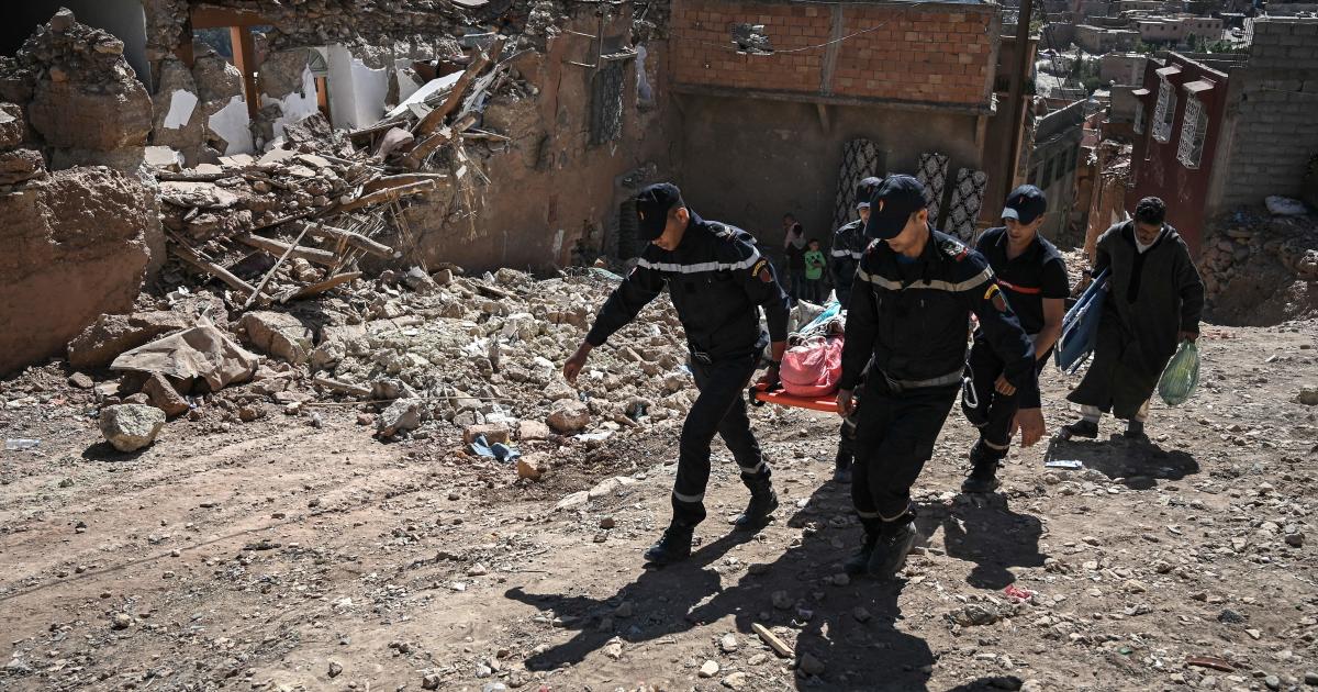 Броят на жертвите на земетресението в Мароко се покачва към 2500, докато неистовите спасителни усилия продължават