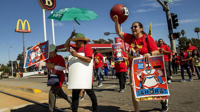 Fast food workers rally for better working conditions 