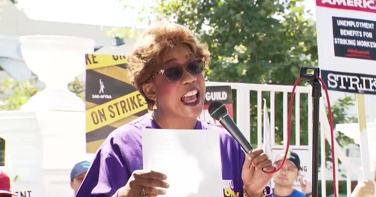 Should workers who go on strike get unemployment pay?