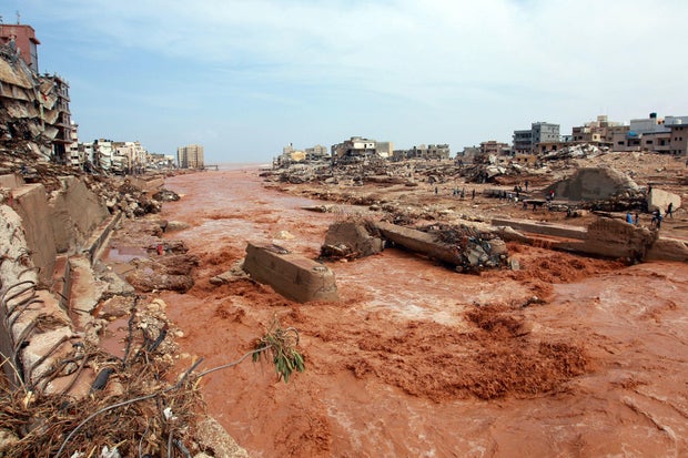 Masyarakat melihat kerusakan akibat banjir besar di Derna, Libya timur, pada 11 September 2023.