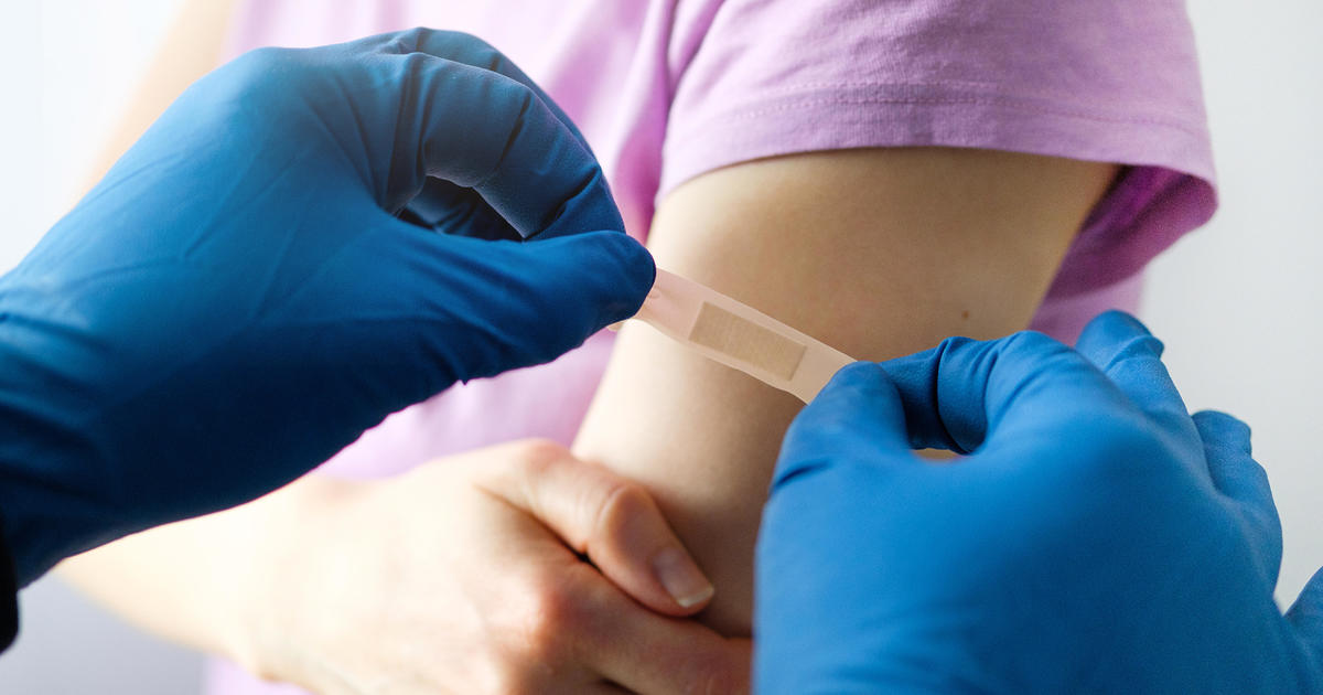 Защо CDC препоръчва на всички да получат новата бустерна ваксина срещу COVID за есента на 2023 г.