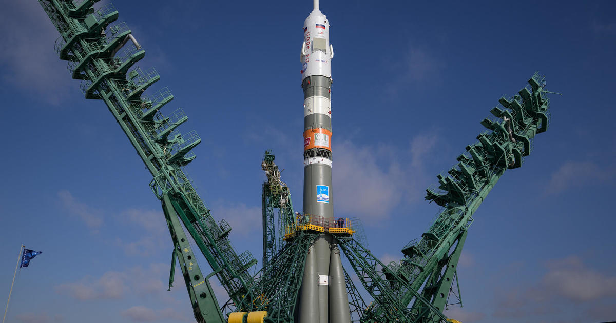 Инженерите подготвиха руски космически кораб Союз за изстрелване в петък,