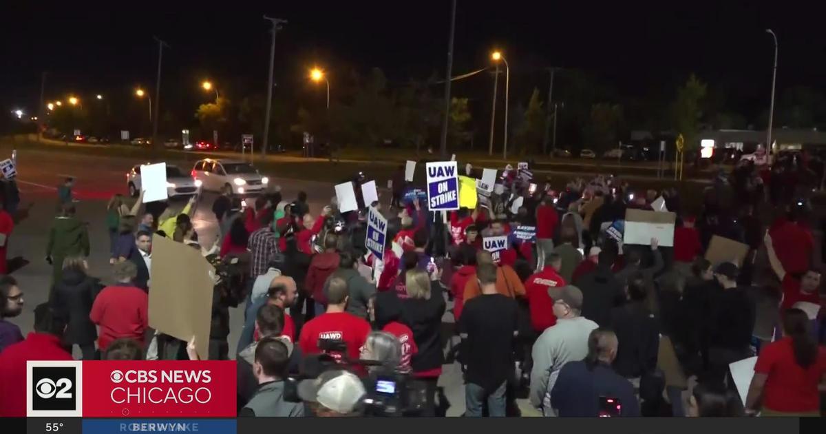 United Auto Workers Go On Strike Against Ford, GM, Stellantis - CBS Chicago