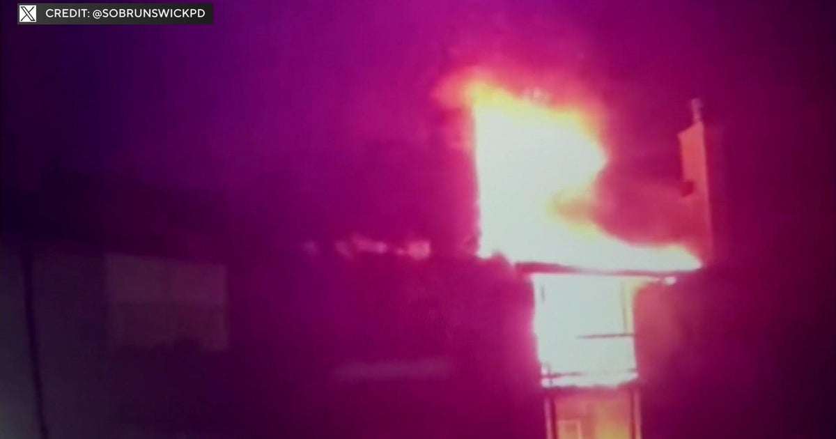 Fire tears through South Brunswick apartment complex - CBS New York