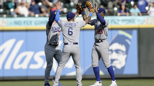 Dodgers leave infielder Rosario and reliever Yarbrough off NLDS