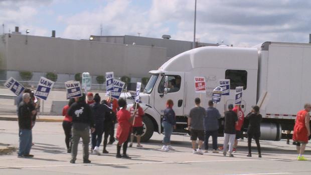ford-striking-workers-at-front-gate.jpg 