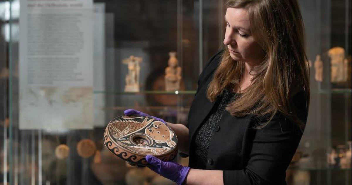 Откраднати древни съкровища, открити в австралийски музей — включително артефакт, вероятно изнесен нелегално от Италия под купчини тестени изделия