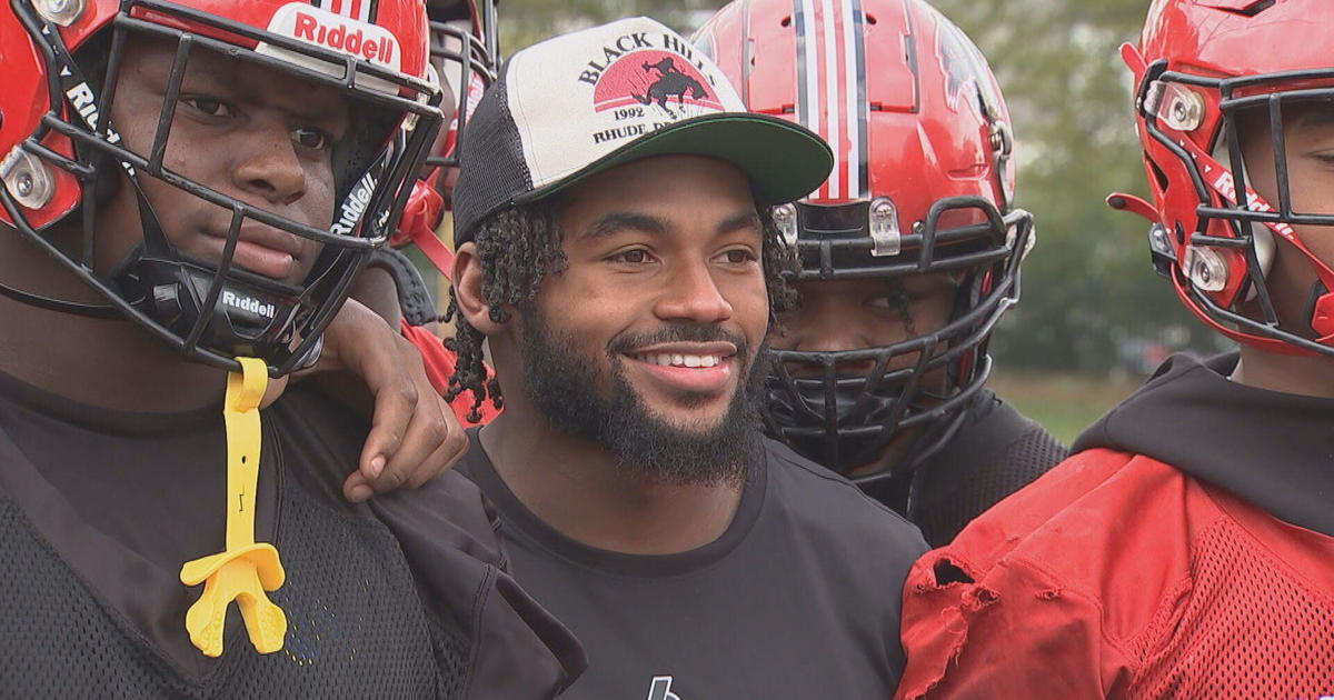 Eagles RB D'Andre Swift popped by local high school football practice - CBS  Philadelphia