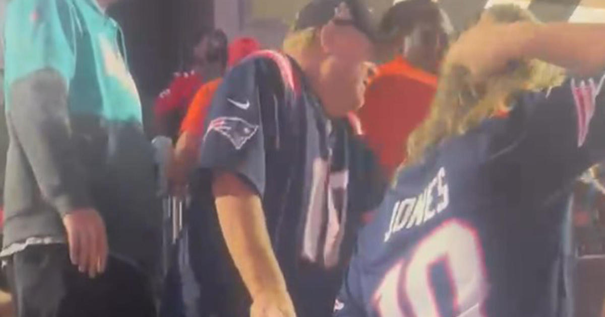 Fotos zeigen den Kampf, bevor Patriots-Fan Dell Mooney im Gillette Stadium starb