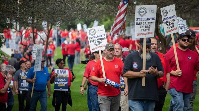 cbsn-fusion-automakers-vow-more-layoffs-uaw-vows-more-walkouts-as-friday-negotiation-deadline-nears-thumbnail-2309752-640x360.jpg 