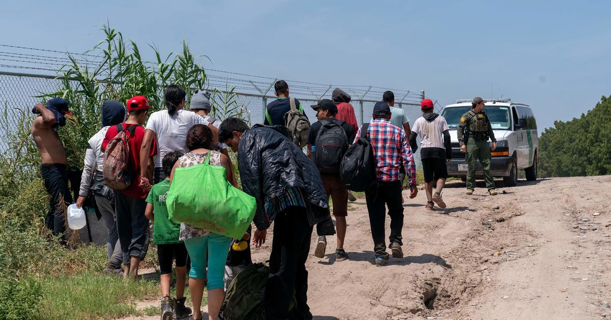 Броят на преминаващите мигранти скочи до почти рекордни нива, тествайки граничната стратегия на Байдън