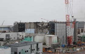 Fukushima Disaster: Japan Begins Removing Nuclear Fuel From Reactors ...