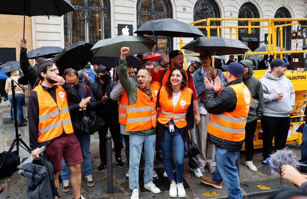 Paris Apple Store Employees Strike On Apple 15 Launch Day
