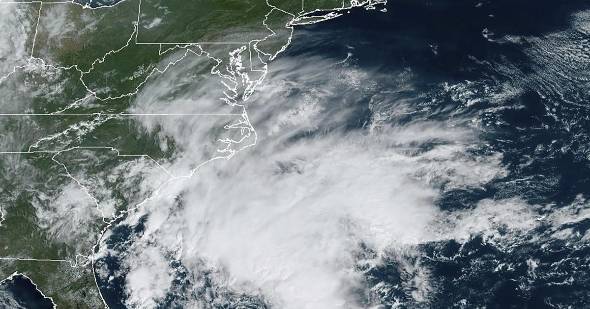 Източното крайбрежие под предупреждение за тропическа буря, докато системата се прицелва в Северна Каролина